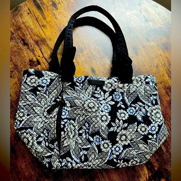 RETIRED: Vera Bradley | ladies Snow Lotus Hadley on the go shoulder handbag.​ - Picture 2 of 16